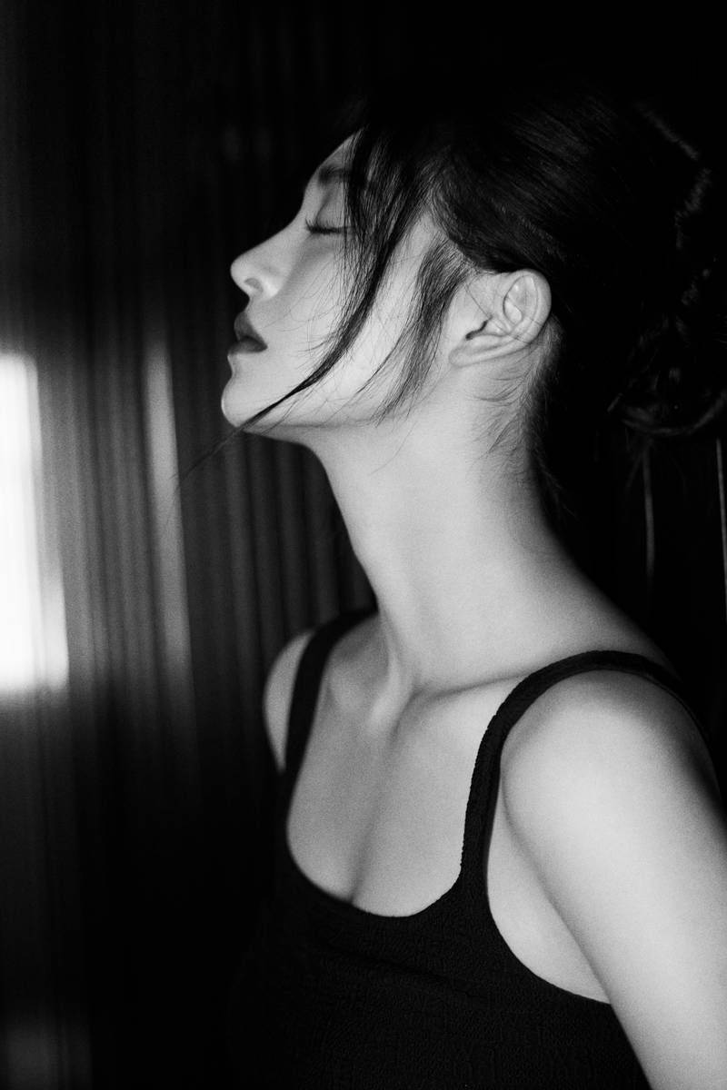 照片中,周洁琼身着黑色背心,简约而不失高级感.