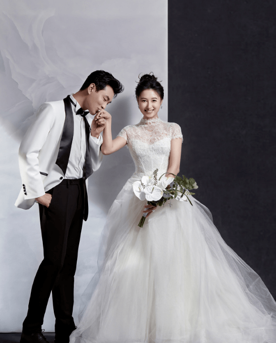 王彦霖拍婚纱照庆结婚两周年,细节看出太宠妻,女儿跳舞见证幸福_佳妮