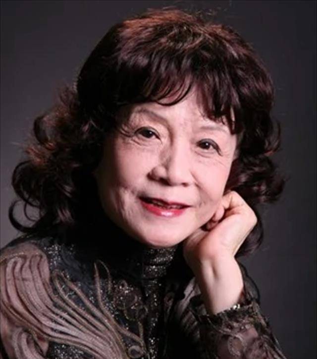 乒乓球冠军庄则栋在领导的遗体告别时背着手_庄惕深_家庭_鲍蕙荞