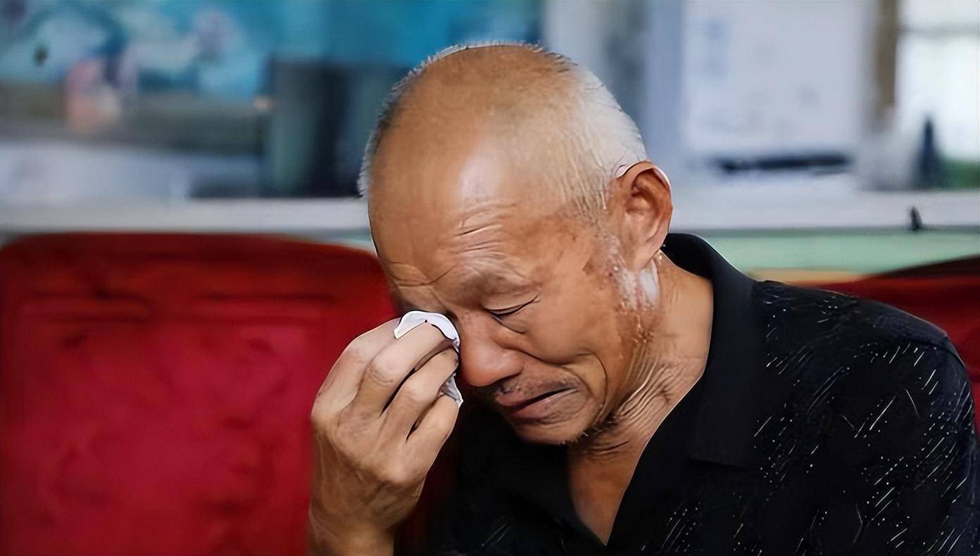 午饭有8只鸡腿,我吃了一个,儿媳砸门儿子阴着脸,我连夜回老家_谢大爷