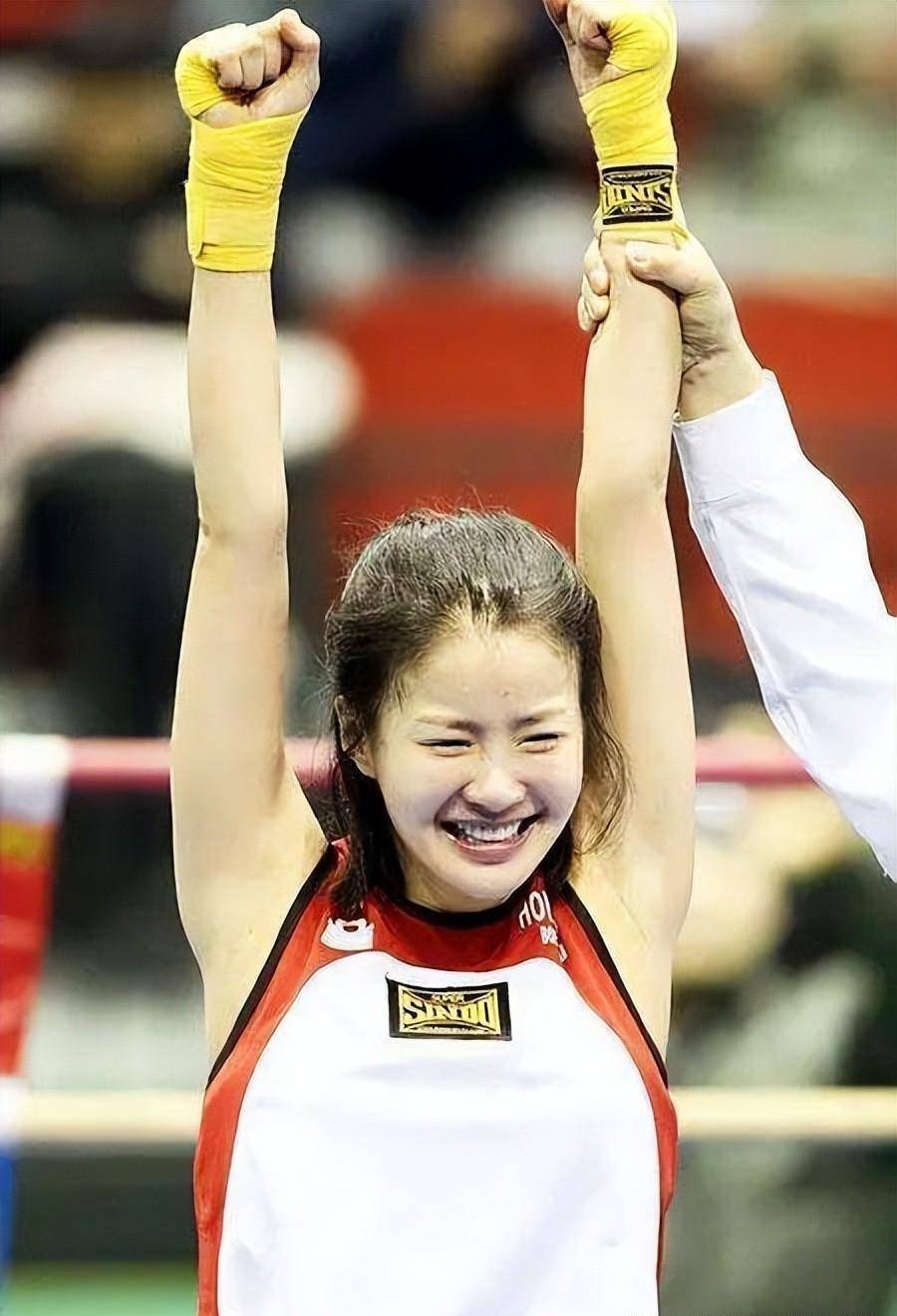 42岁韩女演员李诗英不拼白幼瘦拼腹肌!