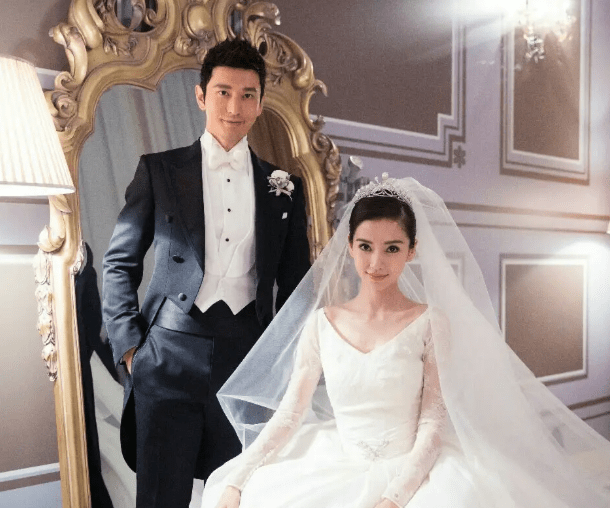 曝黄晓明携新女友工作,赵仕瑾前凸后翘满眼爱意,一起乘车返爱巢_杨颖