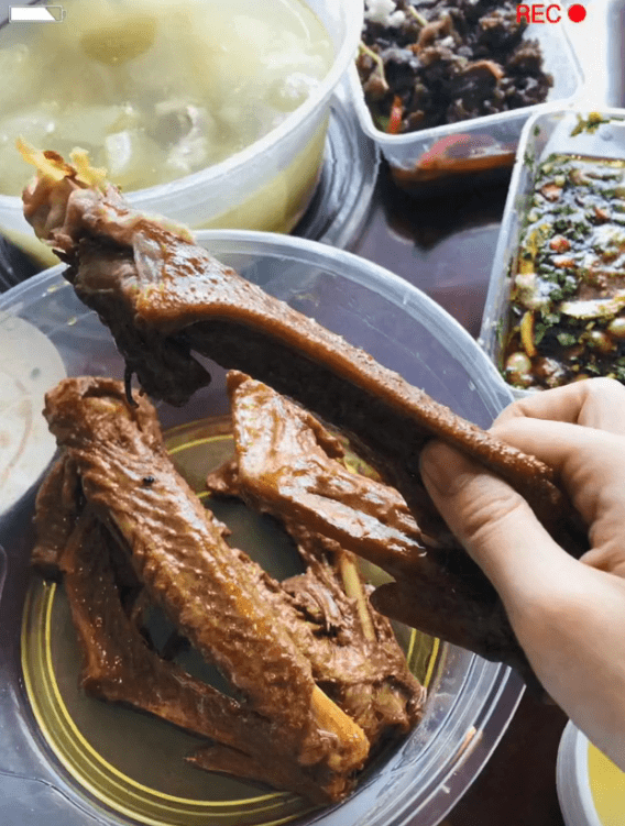 赵丽颖首晒儿正脸,4岁想想穿黑衣搂妈玩劈叉,文案感伤仍放不下_颖宝