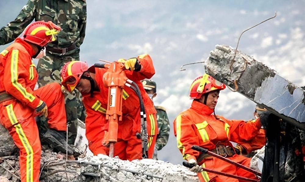 "敬礼娃娃"郎铮,汶川地震被救立志当兵,如今长成少年不忘初心_妈妈