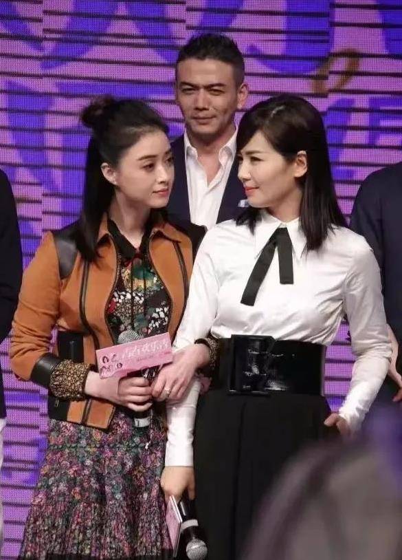 刘涛蒋欣同框对比,44岁刘涛显老,40岁蒋欣身材丰满,女人味爆棚_黑色