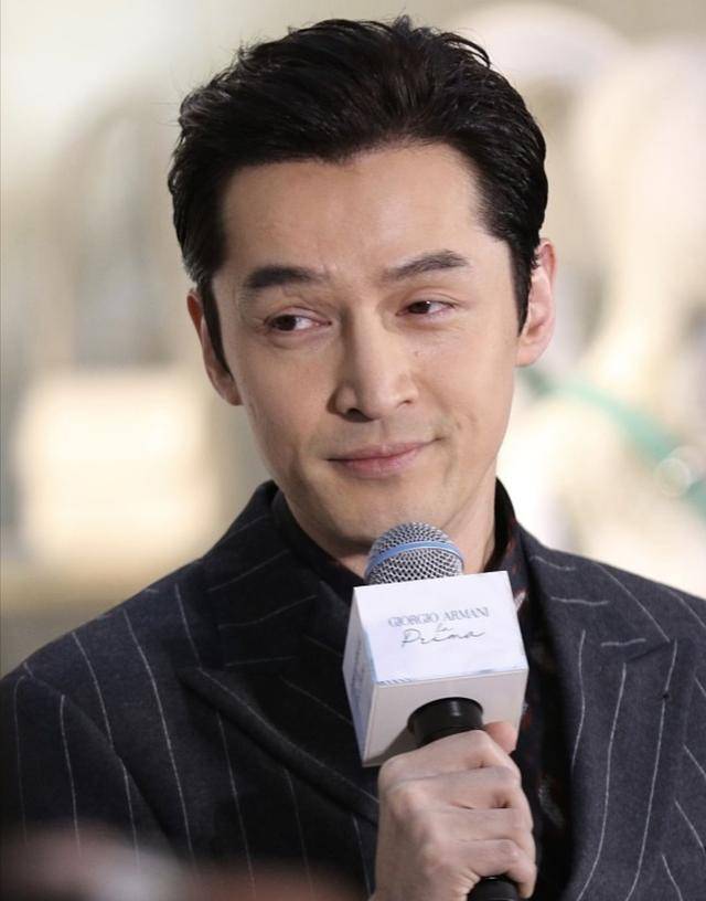 38岁胡歌背头造型曝光,黑条纹西装气质儒雅,面有细纹略显沧桑_时光