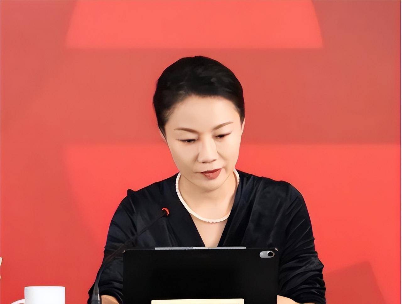万科金牌女秘书朱旭:年薪849万,年终奖1000万,如今47岁仍未婚_工作