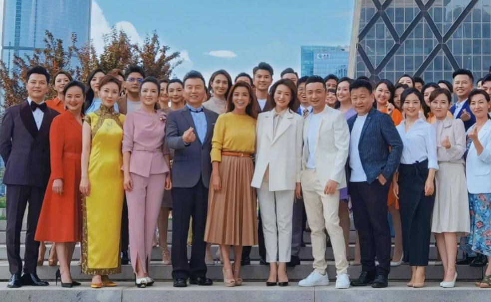 王冠重返央视舞台,尼格买提看直眼,又一新面孔顶替康辉_观众_年轻人