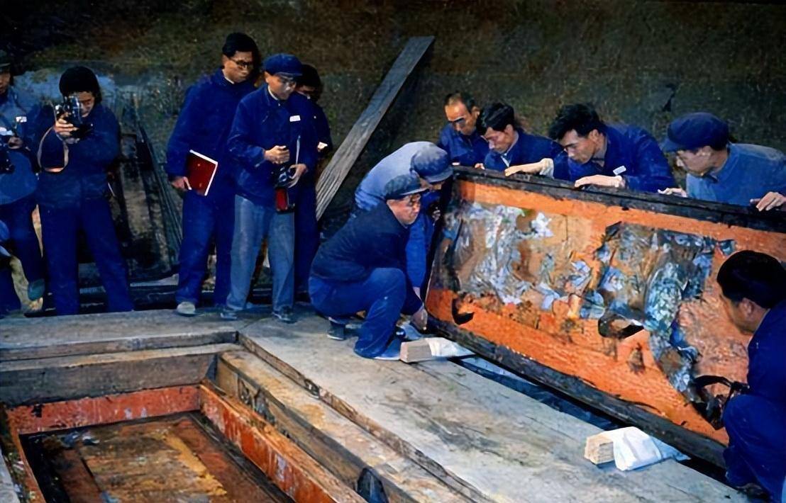 马王堆干尸和宝物惊现于世就这样马王堆汉墓考古发掘的帷幕被拉开了