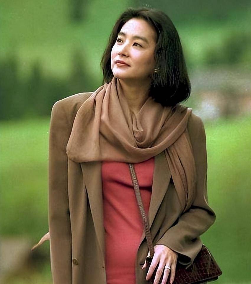 林青霞与红色蛋糕合照,非常喜庆_时尚_美女_仪态