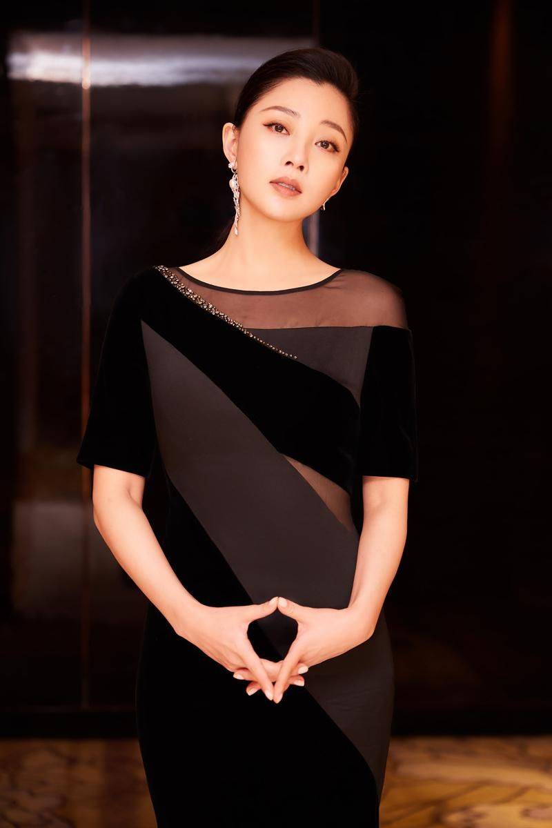 43岁殷桃疑新恋情被曝,和男子亲密出行小腹微凸,近期还晒腹肌_电视