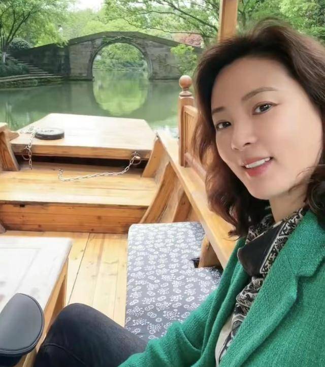 47岁的刘芳菲逛菜市场,依然丰腴迷人,正处于女人最有韵味的年纪_生活