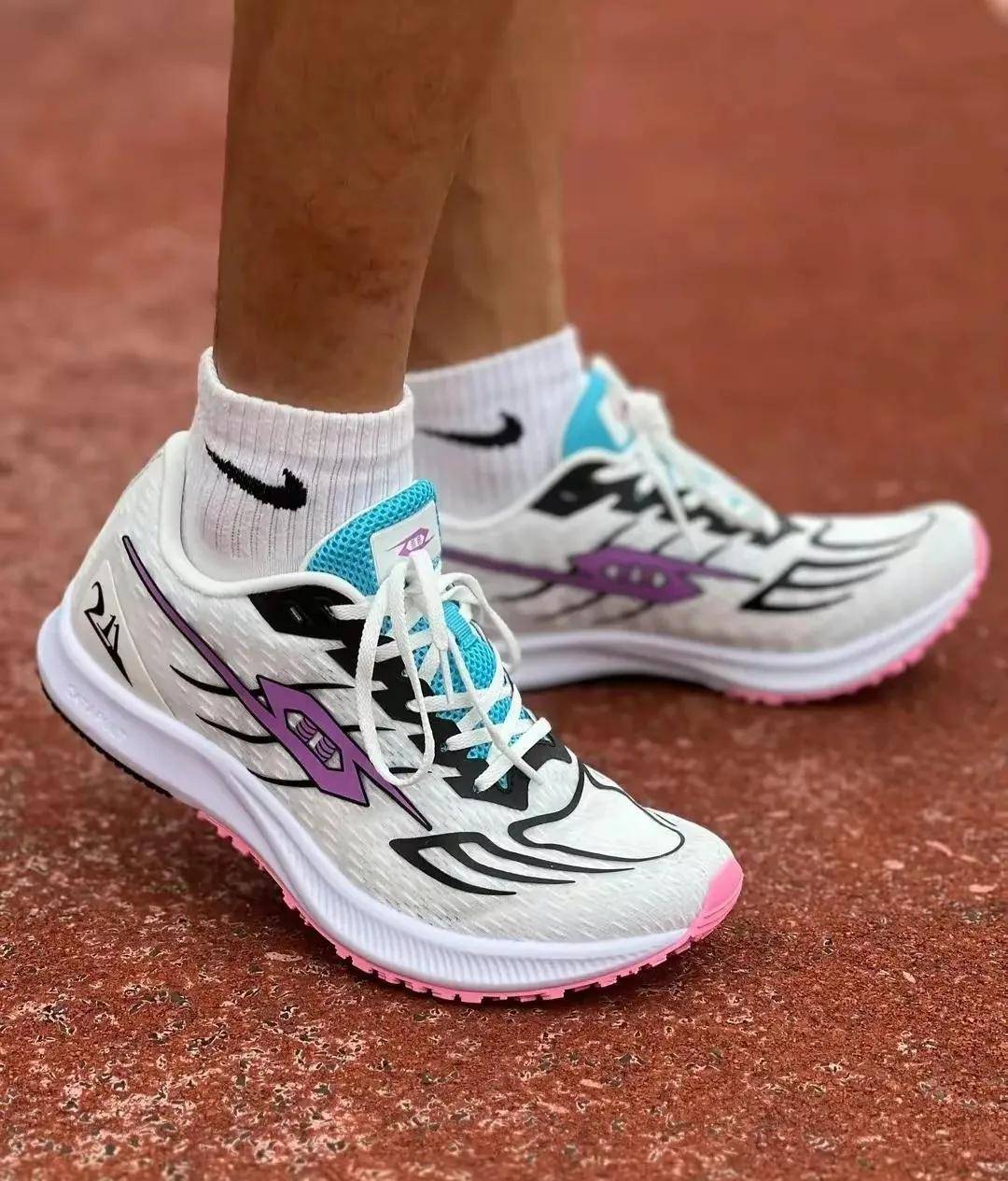 如何选择三双网红跑鞋——新品牌碳板跑鞋进行身体测试_鞋底_性能