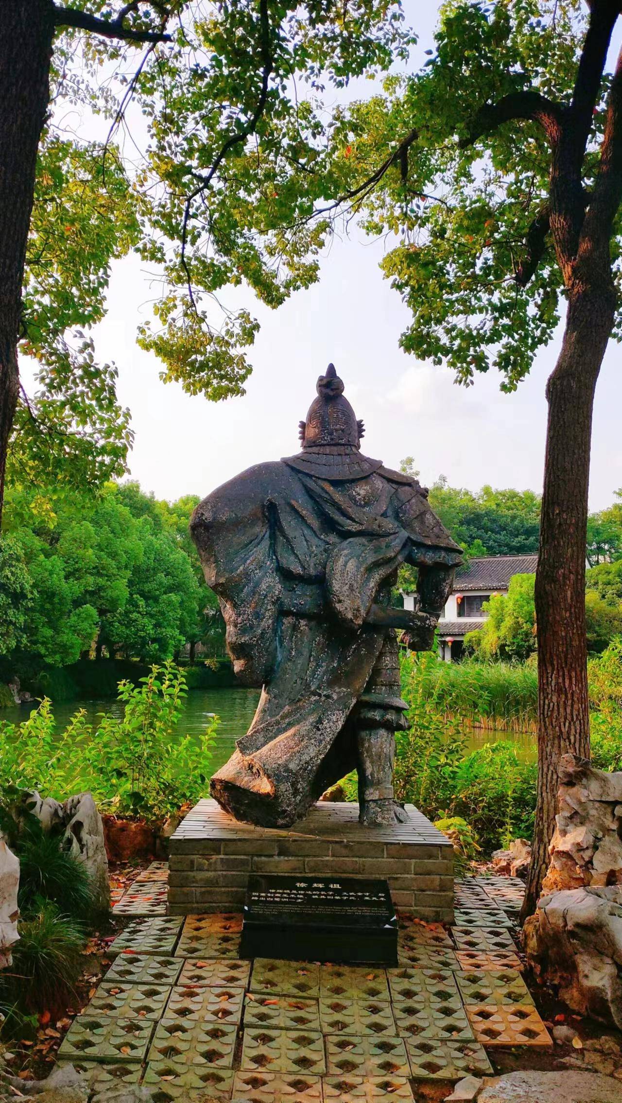 网上查了一下才知道原因:原来,当年朱棣入南京后,徐辉祖留在父祠,不肯