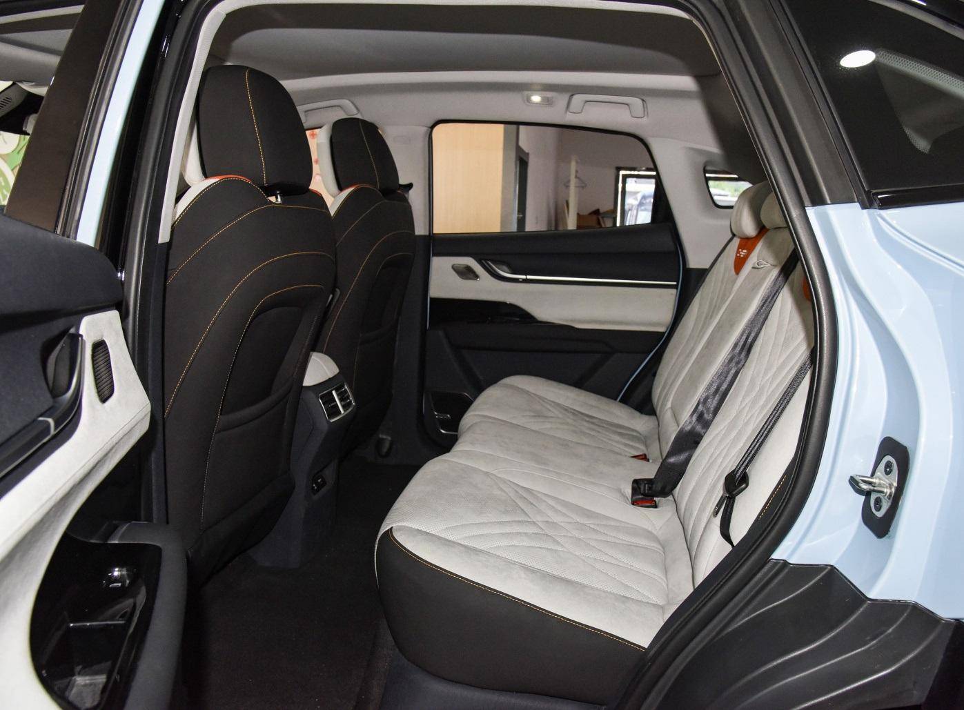 奇瑞eq7的车长不算长,但轴距表现不错,所以车内的空间也是比较宽敞的