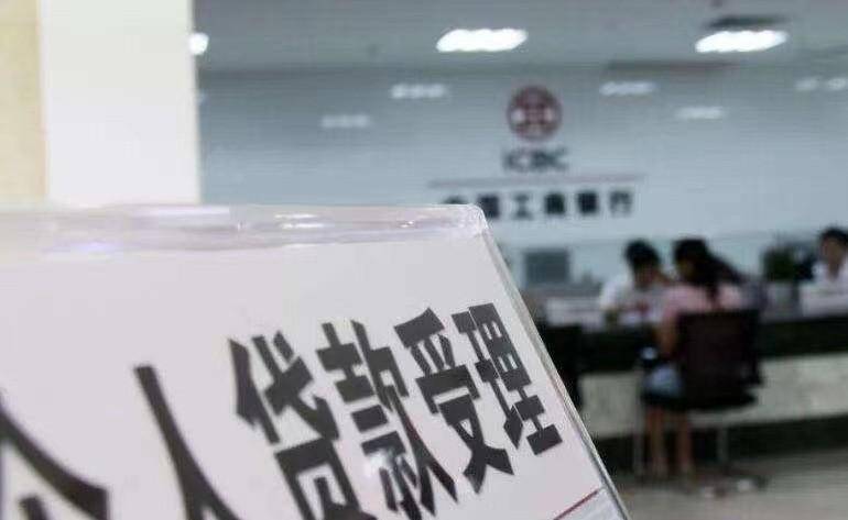 2017年，上海一男子假冒“富二代飞行员”，一年诈骗4名空姐200万