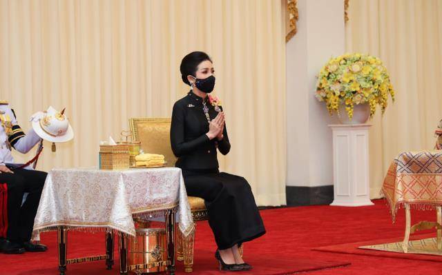 退出阻止西拉米意味苏提达有着充足的时间来敲打诗妮娜