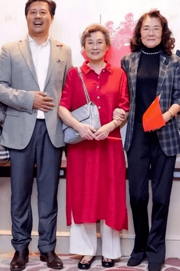 85岁向梅满头白发不染色还大方素颜,自然且自信,穿衣简约像60岁_照片