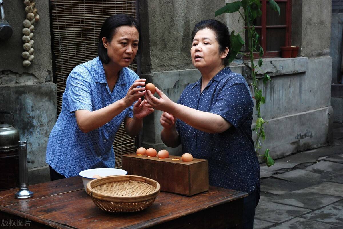 韩青和母亲一起的照片图片