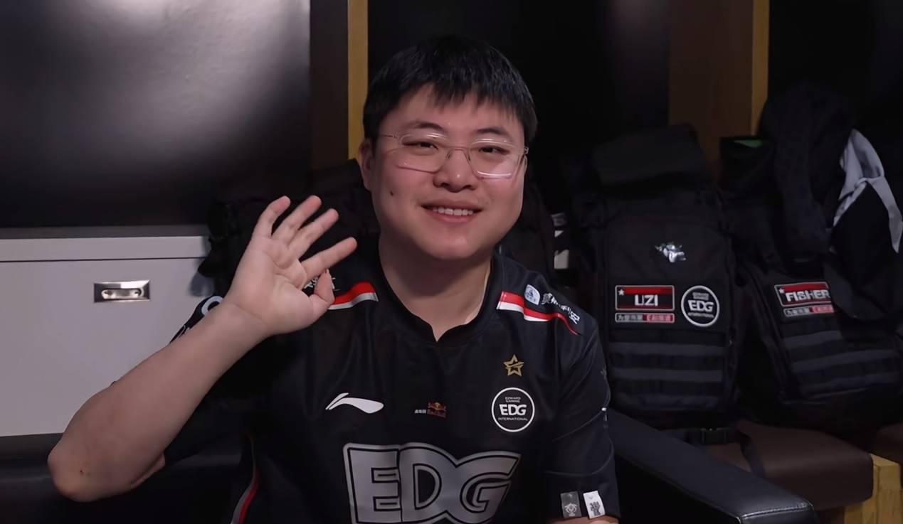 lpl解说开团uzi,赶快回去退役,rng重拳出击,mlxg说出心里话_比赛_成绩
