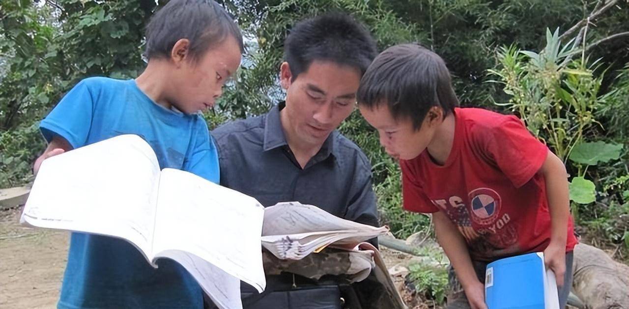 贵州孝子刘秀祥:搭草棚住猪圈,背着疯母上大学,14年后现状如何_母亲