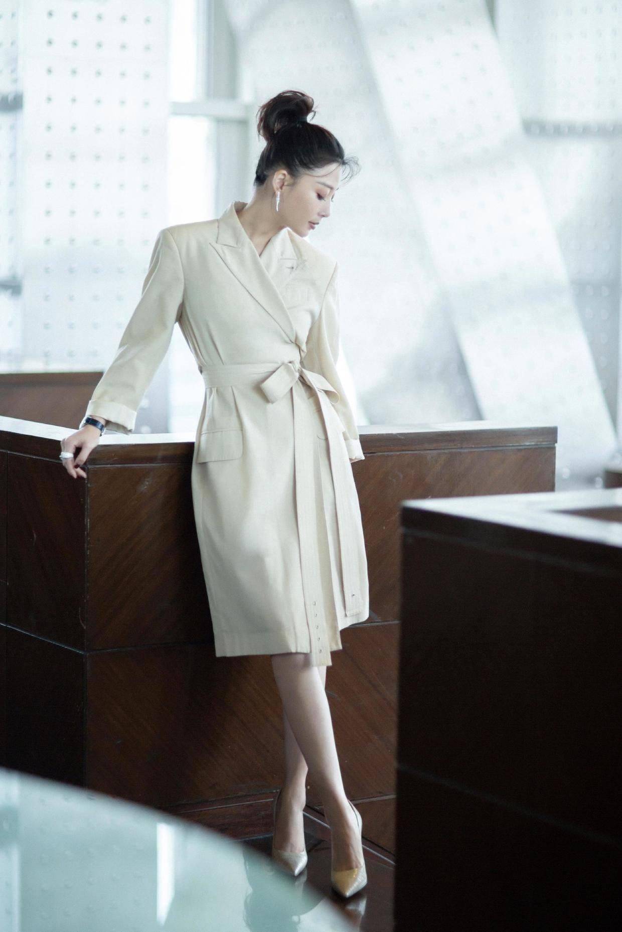 43岁殷桃疑新恋情被曝,和男子亲密出行小腹微凸,近期还晒腹肌_电视