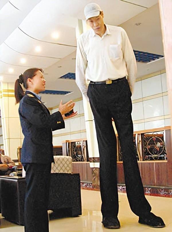 亚洲第一巨人张俊才:身高竟达242米,斩获世界纪录后生活如何?
