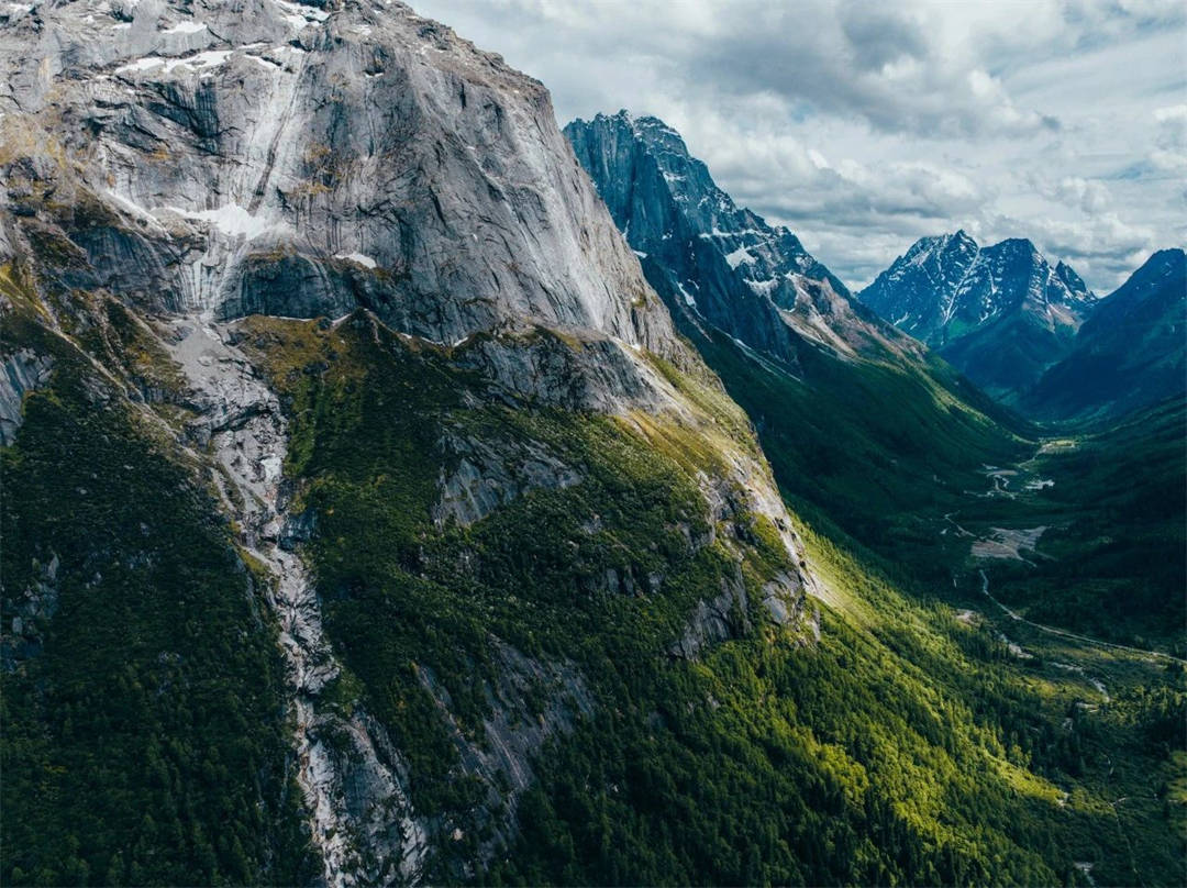 明《星空下的贡嘎》 摄/杨乔森《夏季萤火虫》 摄/李倩《山水黄河》