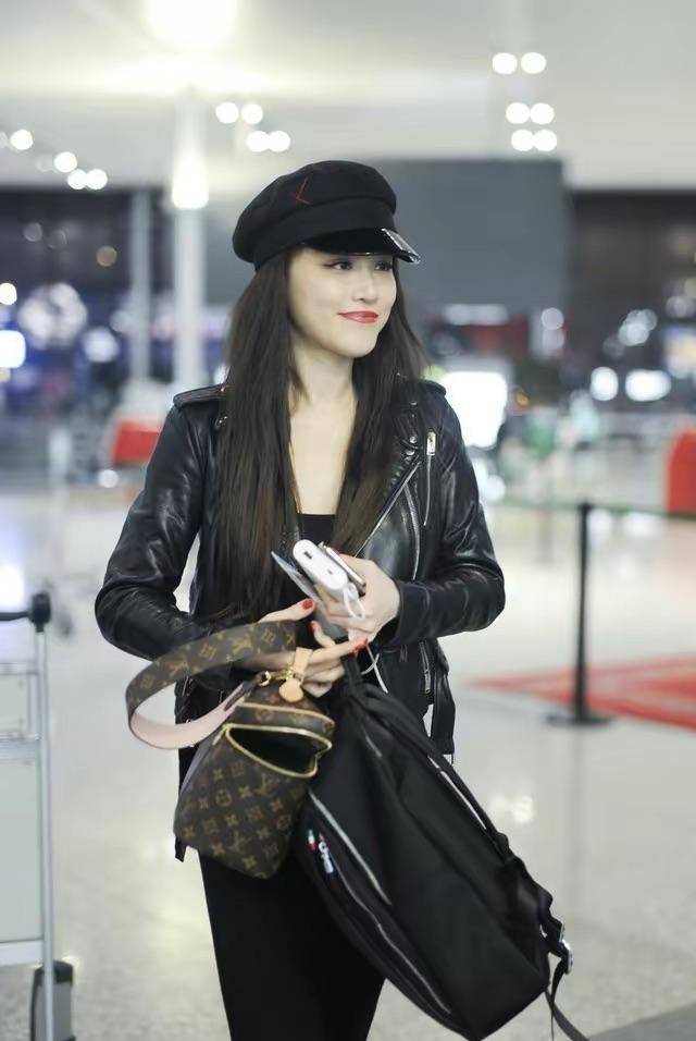 刘翔前妻送妈妈去机场,葛天像女王一样穿皮夹克妈妈像助理推车_风格