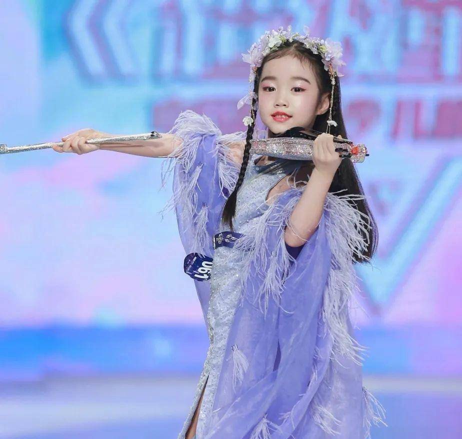 少儿组亚军·陈一诺第四届《超级童模》全国总决赛_亚洲_时尚_时装周