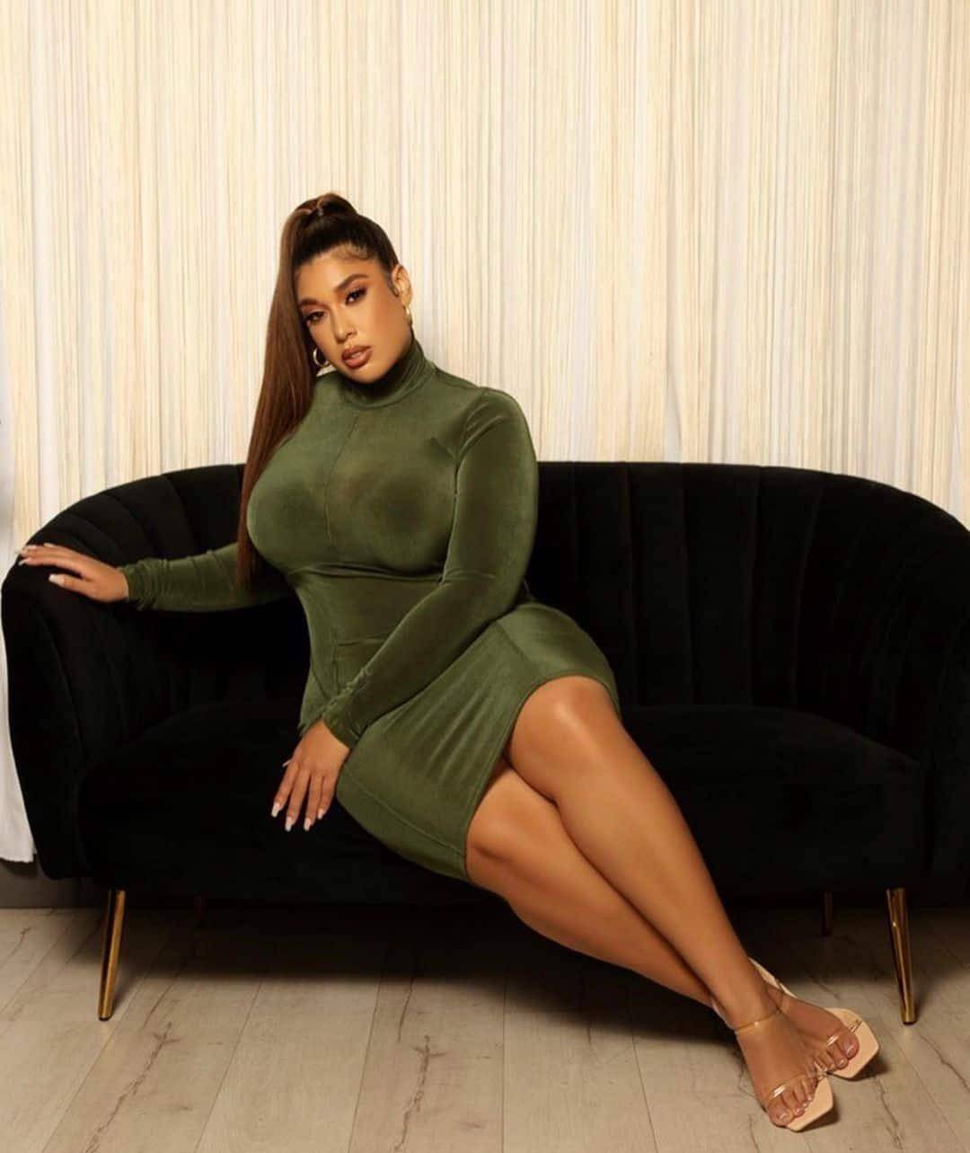 她体型性感丰满,作为大码模特而身上却没有多余的赘肉,实属难得_don