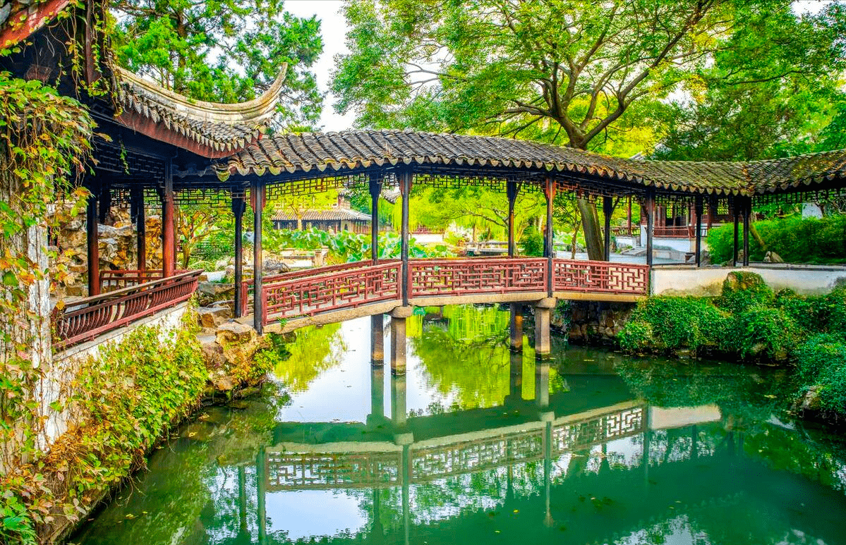 远香堂:这是拙政园中部花园的主要建筑,有四个入口的大厅,坐落在广池