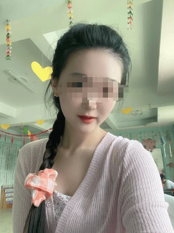 长沙女幼师出轨学生爸爸,婚房偷欢被抓,原配带着小三游街示众!