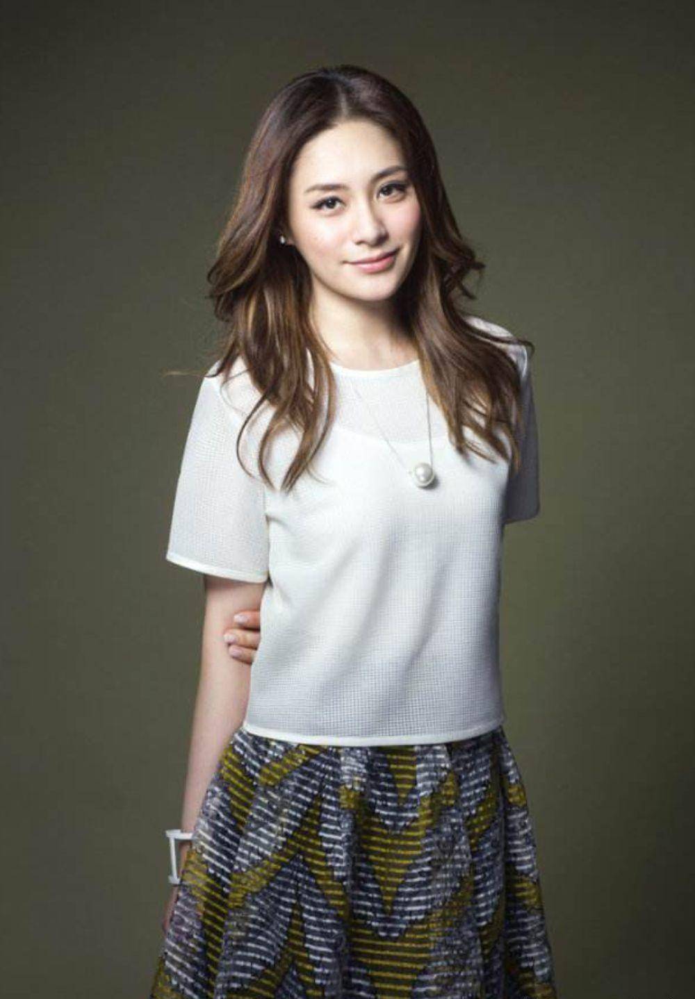 40岁钟欣潼近照,1米6身高,不要太真实_阿娇真_赖弘_家庭