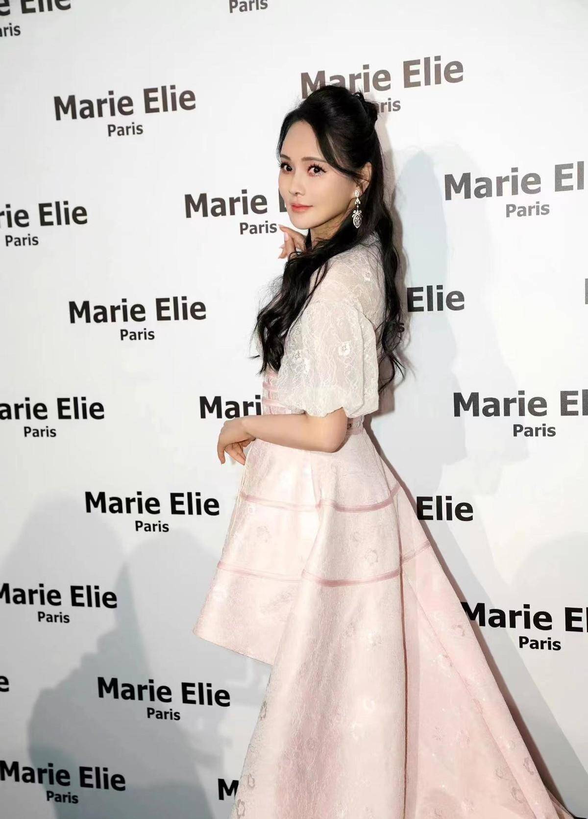 伊能静现身时装周,身穿粉色中山装裙,优雅又减龄