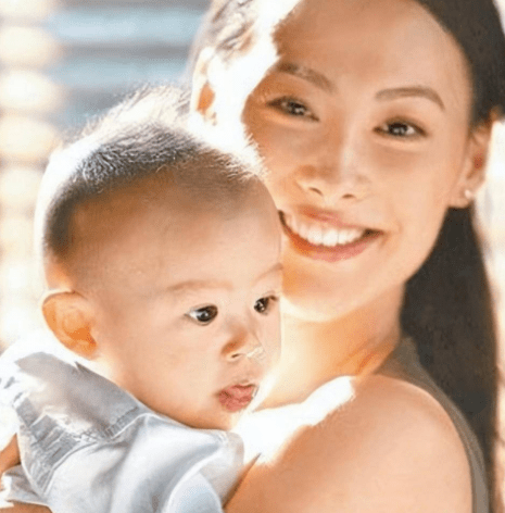 梁洛施被传4胎后首出镜,身材苗条,小腹平坦,毫无怀孕迹象_李泽楷_感情