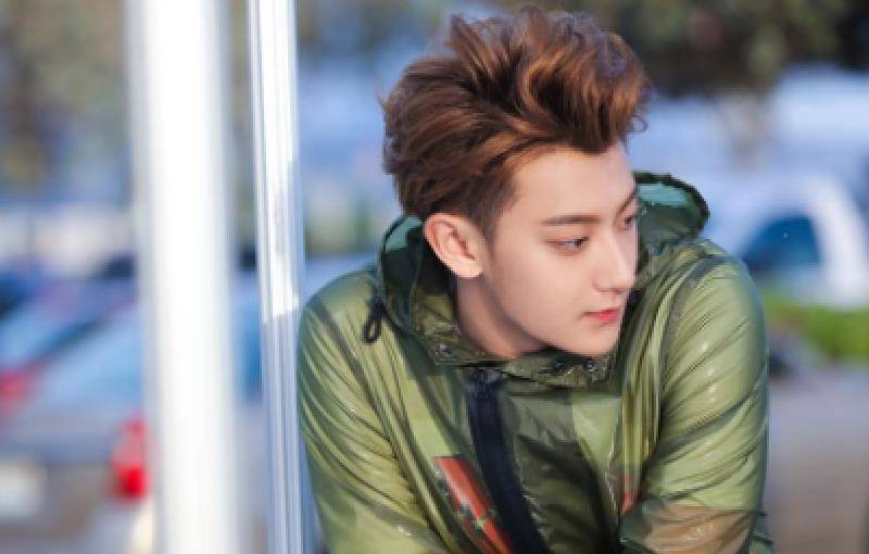 黄子韬又秀肌肉,肩膀纹身很显眼,曾经也是武术冠军_家人_时候_单身