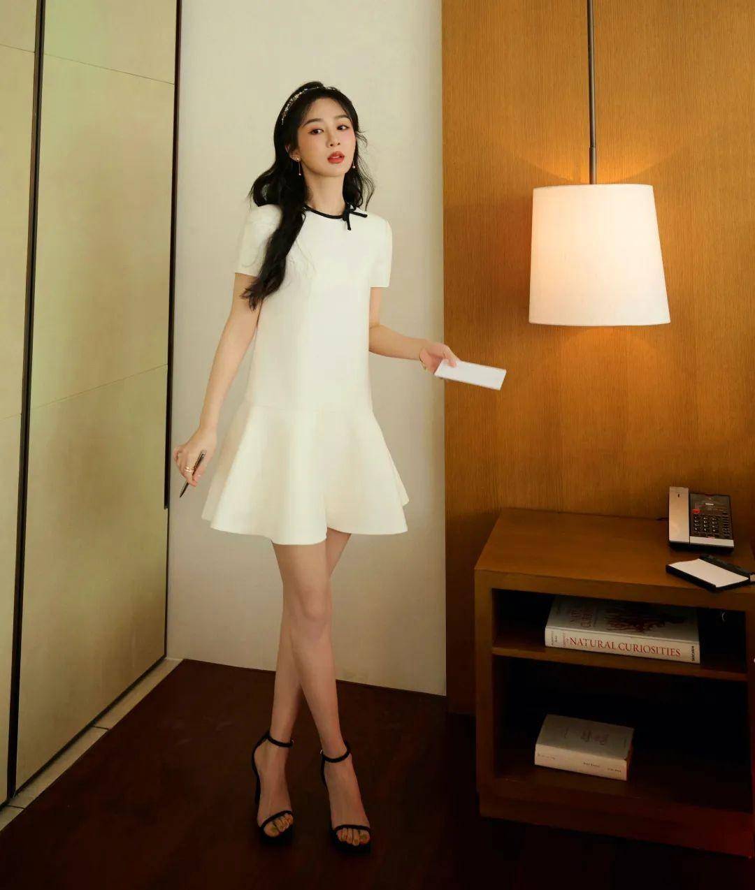 穿着白色短裙,卷发的杨紫出现在大厦的舞台上,让人眼前一亮_观众_演技