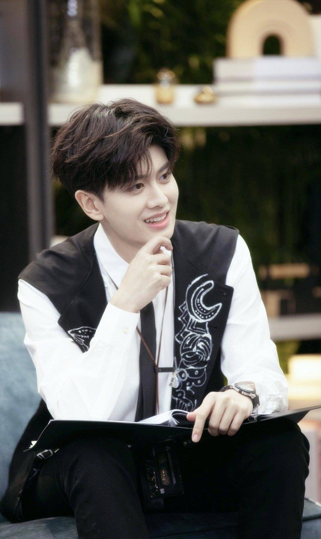 圈内人缘不错的任嘉伦在这次翻红前期几乎都靠着朋友的推荐展开工作