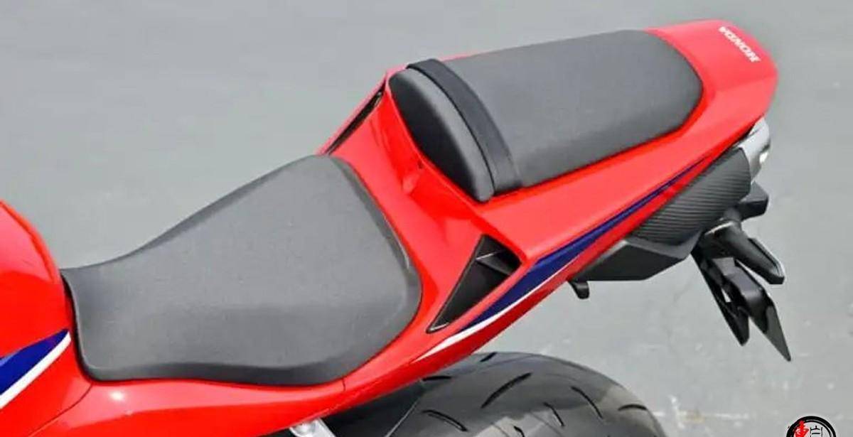 刹车系统采用前双盘tokico四活塞卡钳,后单盘单活塞卡钳,在abs制动