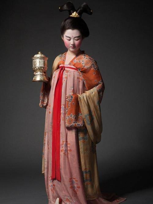 头钗朱玉拥玫瑰,身有红衣绣凤凰:看唐代女性婚服发