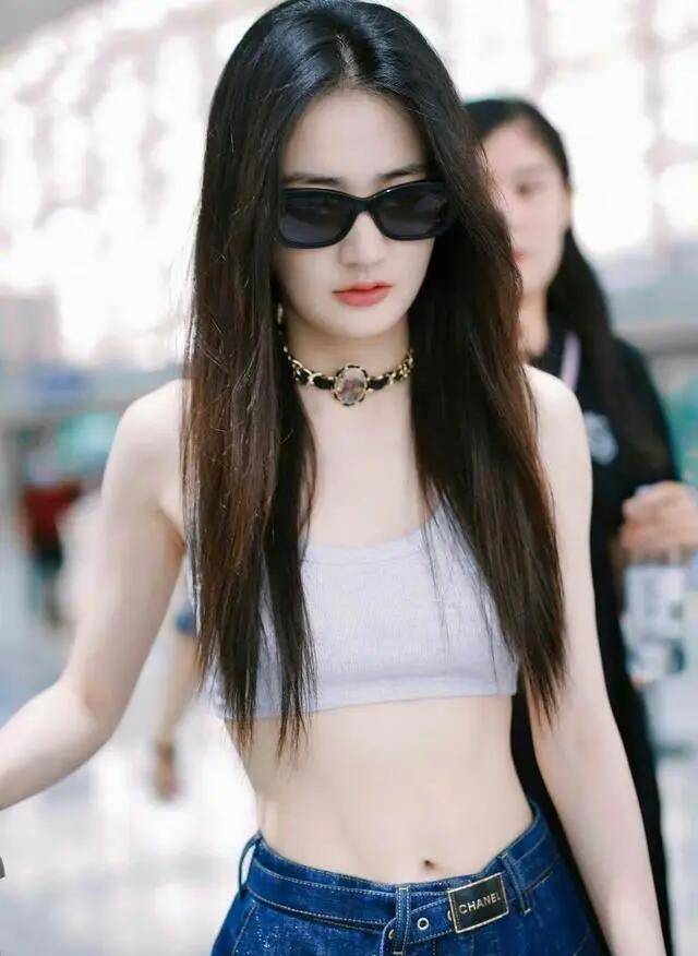 徐璐流行一种叫做"上游泳下开瘦"的着装,时尚又显瘦_泳衣_身材_腰部