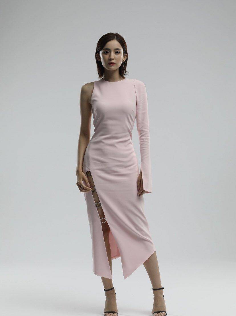 古力娜扎粉色时装裙时尚写真,时尚身材一目了然_裙子_显得_的设计