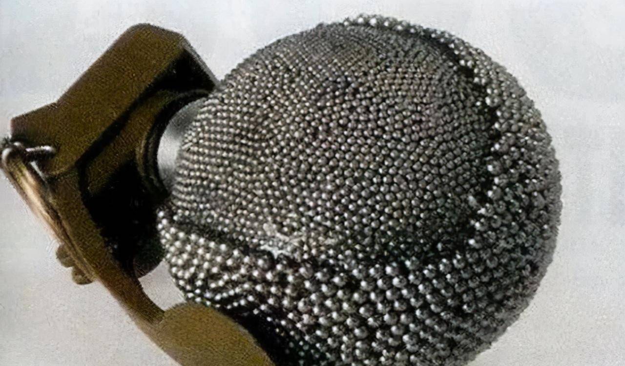 引爆之后产生的冲击波会推着钢珠溅射到四周,其的威力不亚于子弹,穿着