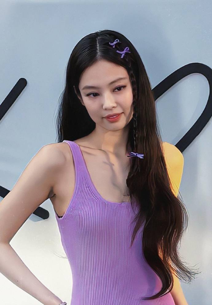 jennie身穿紫色吊带裙出席时尚品牌活动,裸肩秀锁骨_网友_皮肤_蓝色