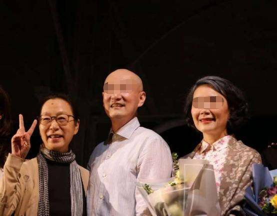 65岁奚美娟近照曝光,被偶遇合照比耶太可爱,曾独自一人抚养儿子_剧中