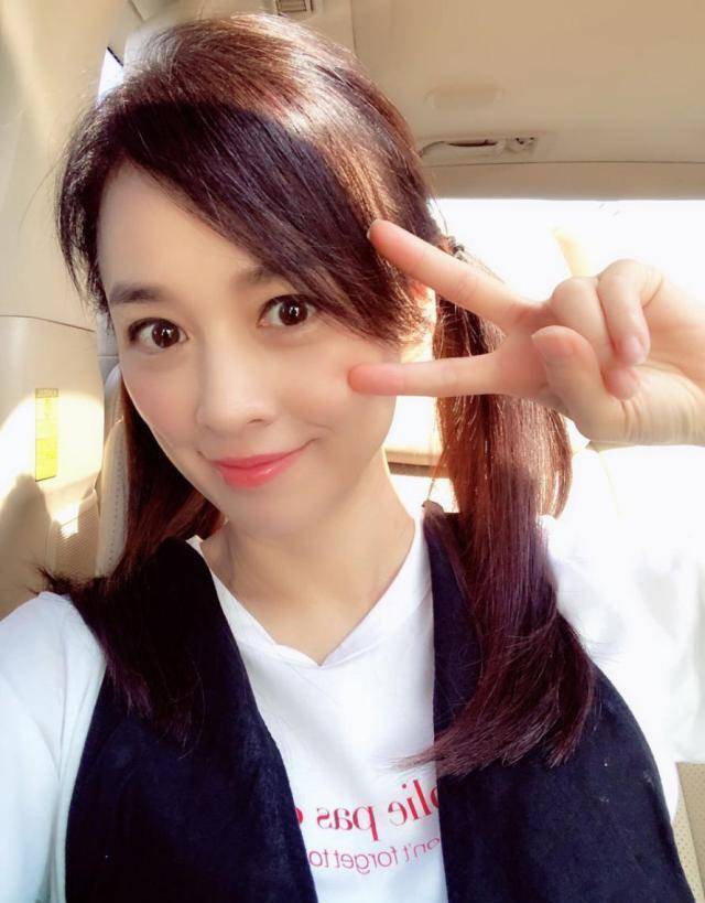 49岁张庭七夕晒照,身后巨型玫瑰花束抢眼,结婚13年依然浪漫恩爱_林瑞