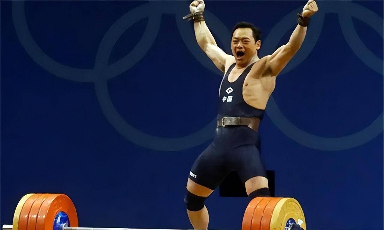 但占旭刚凭借轻体力获得最终的冠军,也是我们举重史上第一个连续两届