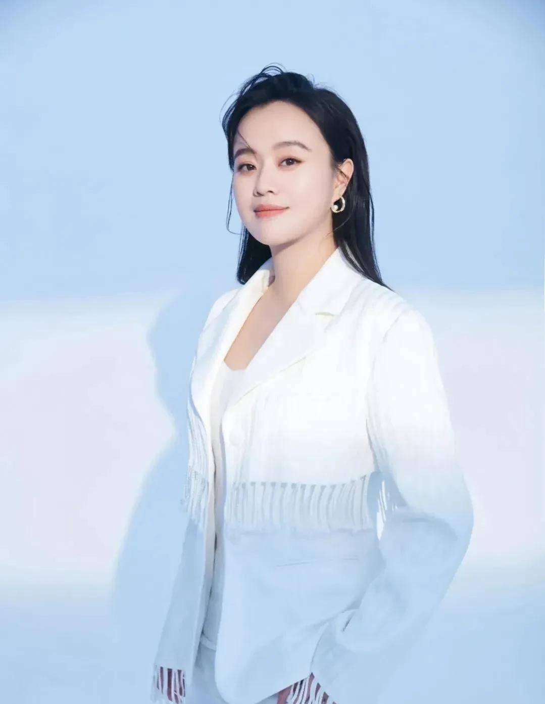 何翯的丈夫李珀也是一名演员,就职于人艺,专注在话剧领域.