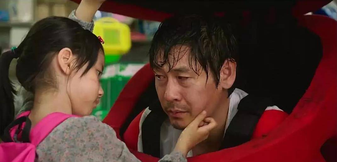 为了保护女儿,爸爸抱起素媛就跑,慌乱之中素媛的尿袋被挤破了,爸爸